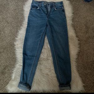 AMERICAN EAGLE MOM JEANS